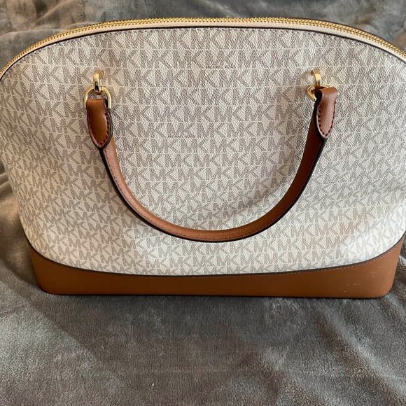 Large Michael Kors Handbag NEVER USED *MINT CONDITION* - Picture 8 of 8